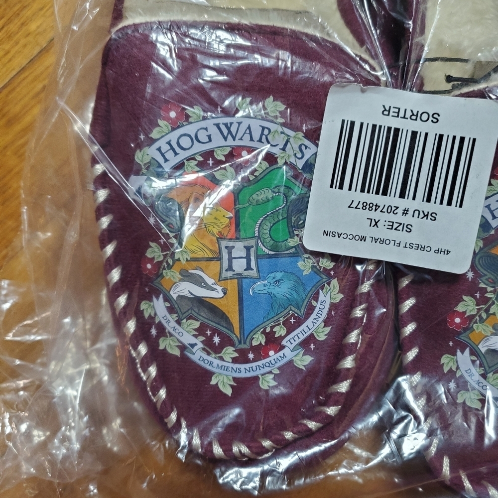 Women's Hogwarts Crest Moccasins - Burgundy - Picture 4 of 6